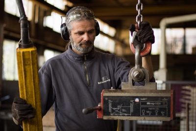 Baltensperger Stahlbau - Mitarbeiter Produktionshalle Baltensperger AG Stahlbau