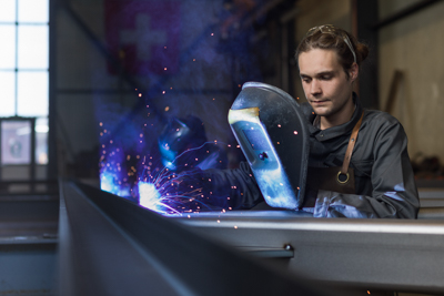 Baltensperger Stahlbau - Mitarbeiter am Schweissen Baltensperger AG Stahlbau